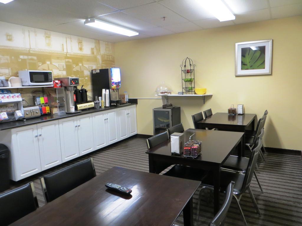 Super 8 By Wyndham Saskatoon Near Downtown Hotel Luaran gambar