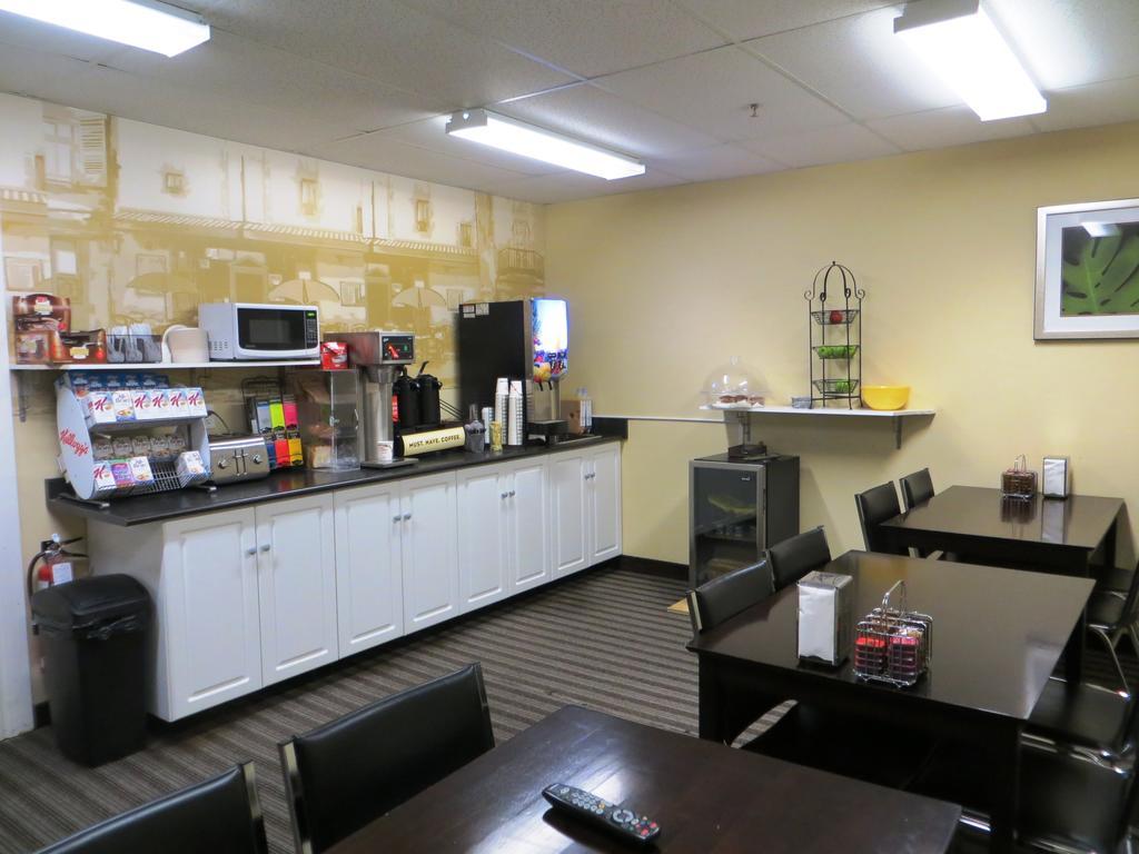 Super 8 By Wyndham Saskatoon Near Downtown Hotel Luaran gambar