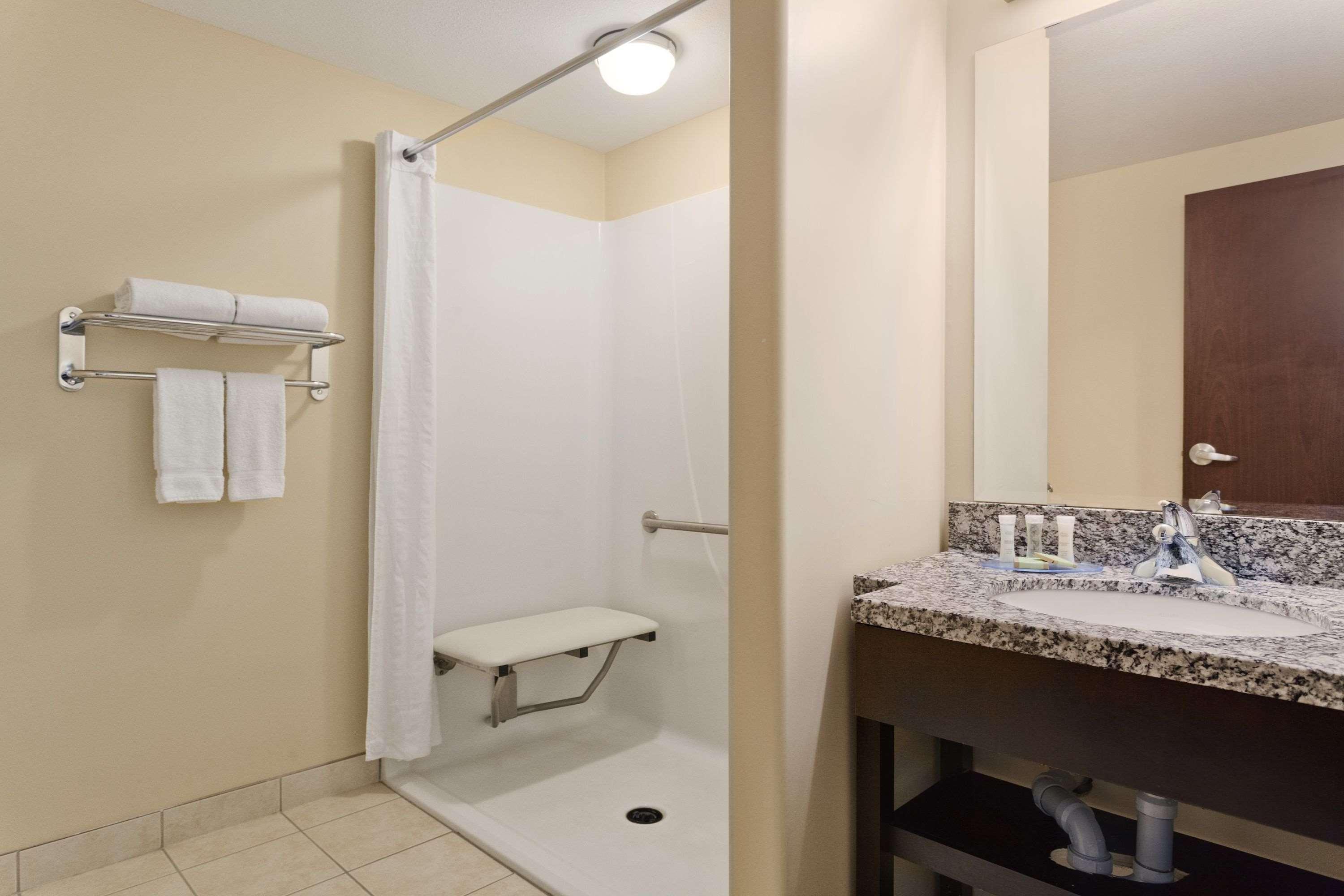 Super 8 By Wyndham Saskatoon Near Downtown Hotel Luaran gambar