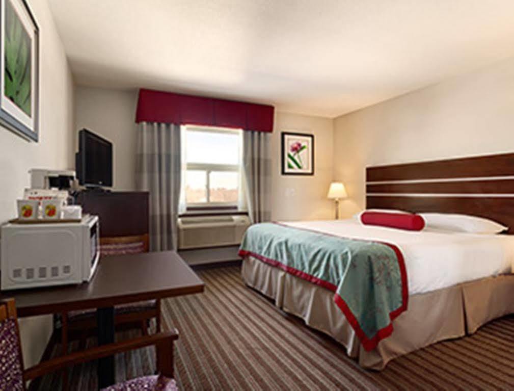 Super 8 By Wyndham Saskatoon Near Downtown Hotel Luaran gambar